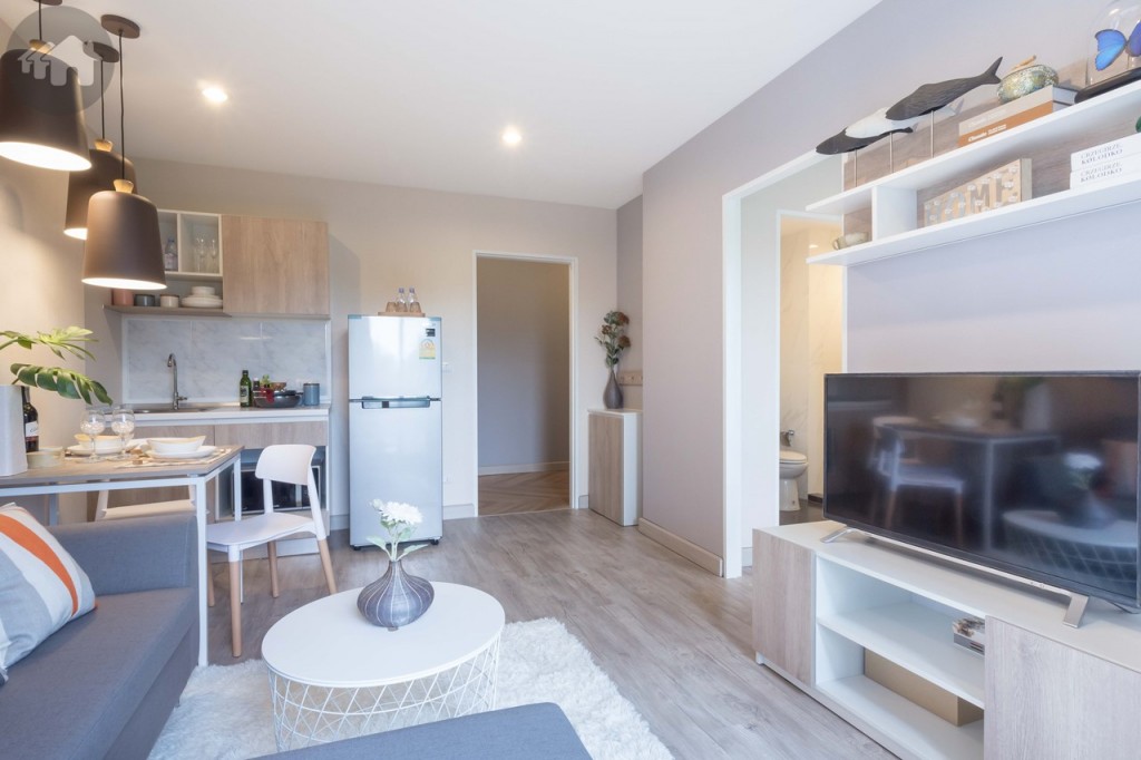 จากระเบียงมองเข้ามาในห้อง