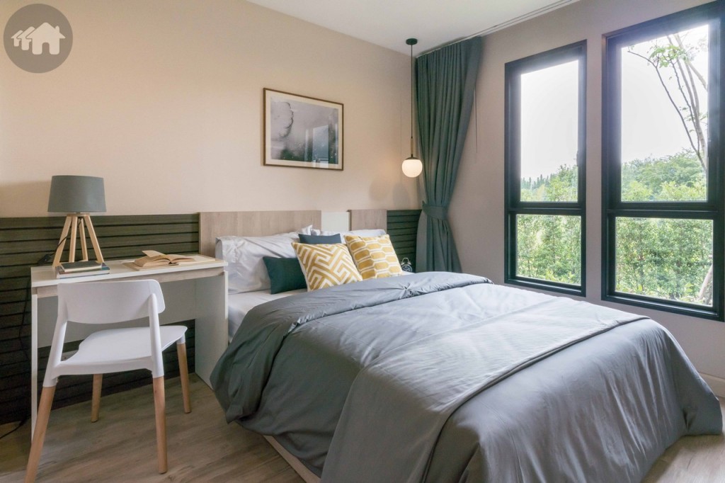 มาต่อกันที่ห้องนอน วางเตียงขนาด 5 ฟุต ได้สบาย พื้นที่ด้านข้างเป็นโต๊ะทำงานพร้อมเก้าอี้ 1 ตัว กว้างประมาณ 1 เมตร อีกด้านเปิดรับวิวด้วยหน้าต่างกระจกบานกระทุ้ง และบานฟิกซ์ มีพื้นที่ข้างเตียงกว้างประมาณ 65 เซนติเมตร