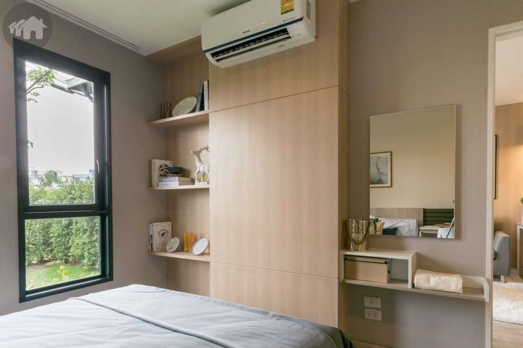 ปลายเตียงเป็นโต๊ะเครื่องแป้งบิลท์อิน ด้านข้างตกแต่งเป็นชั้นวางของ ทางเดินกว้างประมาณ 70 เซนติเมตร