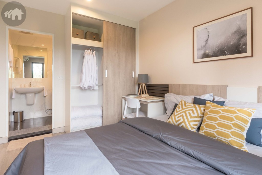 อีกด้านเป็นตู้เสื้อผ้าบิลท์อินสูงจรดเพดาน เก็บของได้หลากหลาย