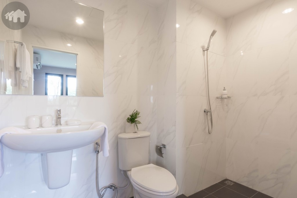 ห้องน้ำอุปกรณ์ครบครันของ Hafele เพดานส่วนนี้สูงจากพื้น 2.30 เมตร ขอบประตูยกสูงประมาณ 5 เซนติเมตร ผนังปูกระเบื้องลายหินอ่อนขนาด 30x60 เซนติเมตร พื้นปูกระเบื้องสีเทาเพื่อป้องกันสิ่งสกปรก ขนาด 30x30 เซนติเมตร