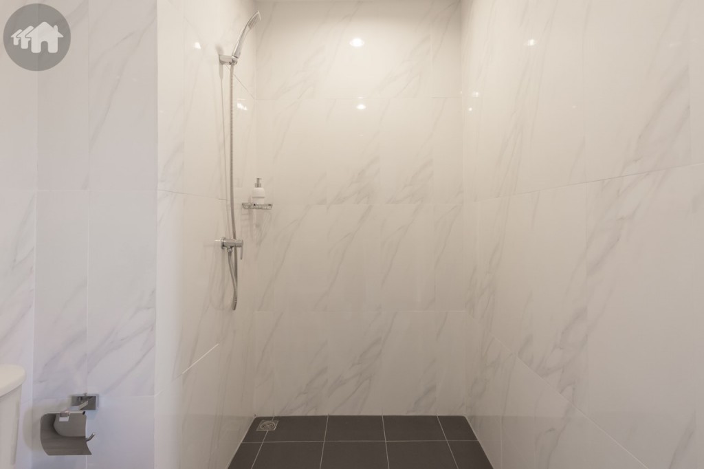 พื้นที่อาบน้ำแบ่งเป็นสัดส่วน กว้างประมาณ 90 เซนติเมตร ยาวประมาณ 1.20 เมตร มีขอบปูนกั้นน้ำไหลออกมาส่วนอื่นของห้องน้ำสูงประมาณ 5 เซนติเมตร