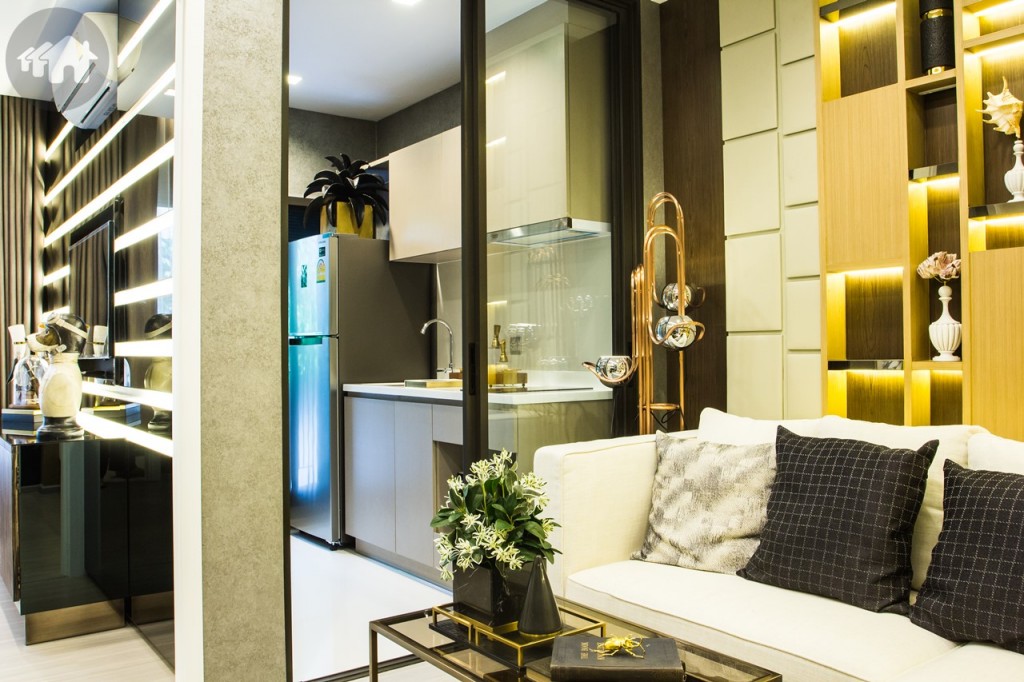 ถัดจากห้องนอนก็จะเป็นห้องครัว ประตูกระจกใสกั้นไว้ระหว่างห้องนั่งเล่น แยกเป็นสัดส่วน 