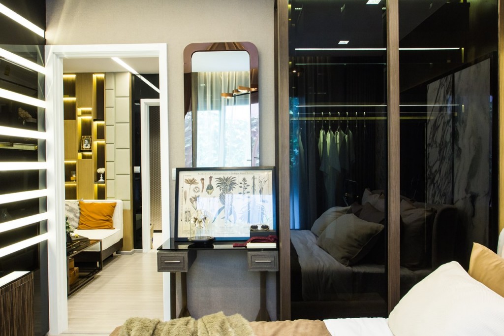 ภายในห้องนอนจะมีมุมโต๊ะเครื่องแป้งและตู้เสื้อผ้า