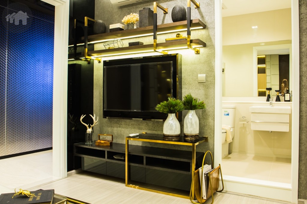 ตรงกันข้ามเป็นพื้นที่สำหรับวางทีวี 