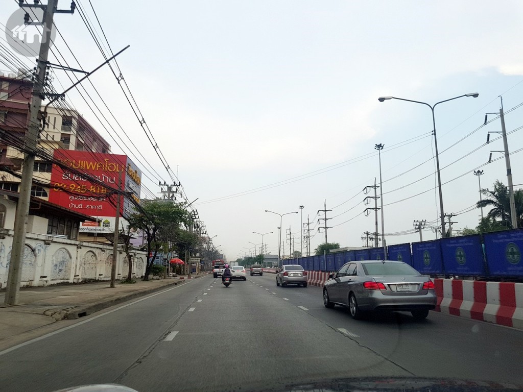 เมื่อลงสะพานมาให้วิ่งต่อบนถนนรามอินทรา