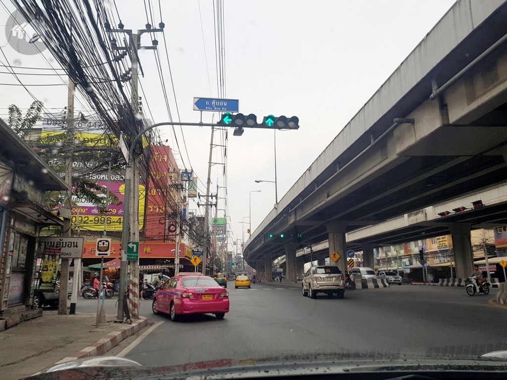 พอถึงแยกถนนคู้บอน ให้ชิดซ้าย เตรียมเลี้ยวเข้าถนนคู้บอน