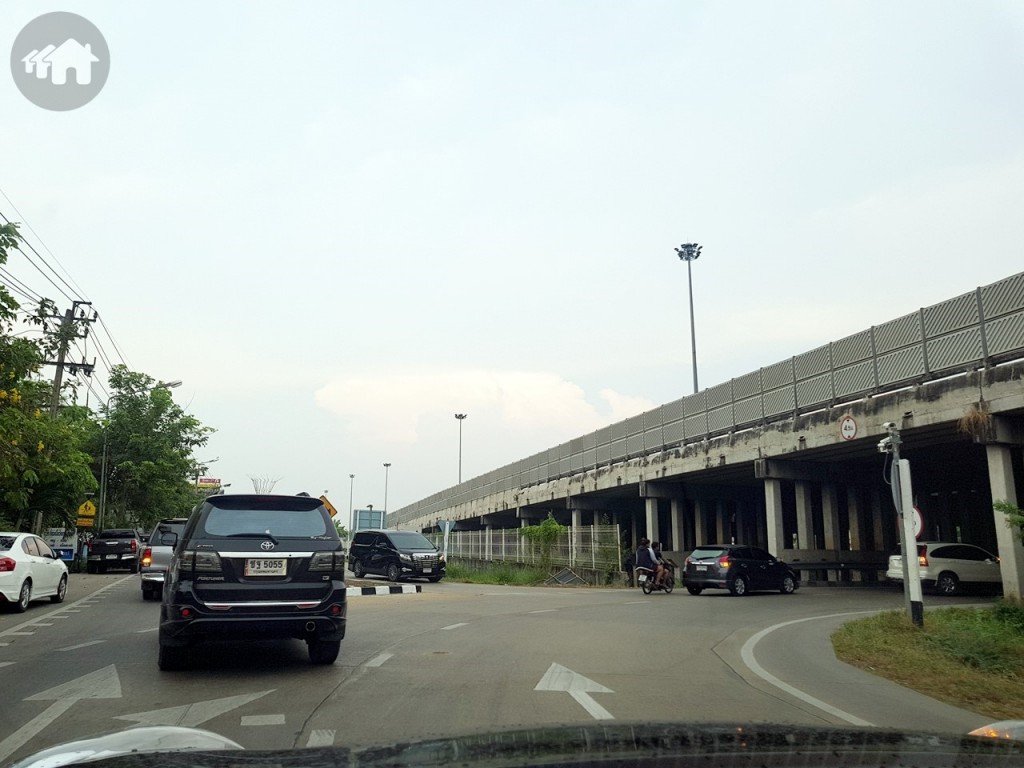 กระทั่งถึงแยกไปเลียบคลองสองให้ชิดขวา เลี้ยวผ่านใต้สะพาน