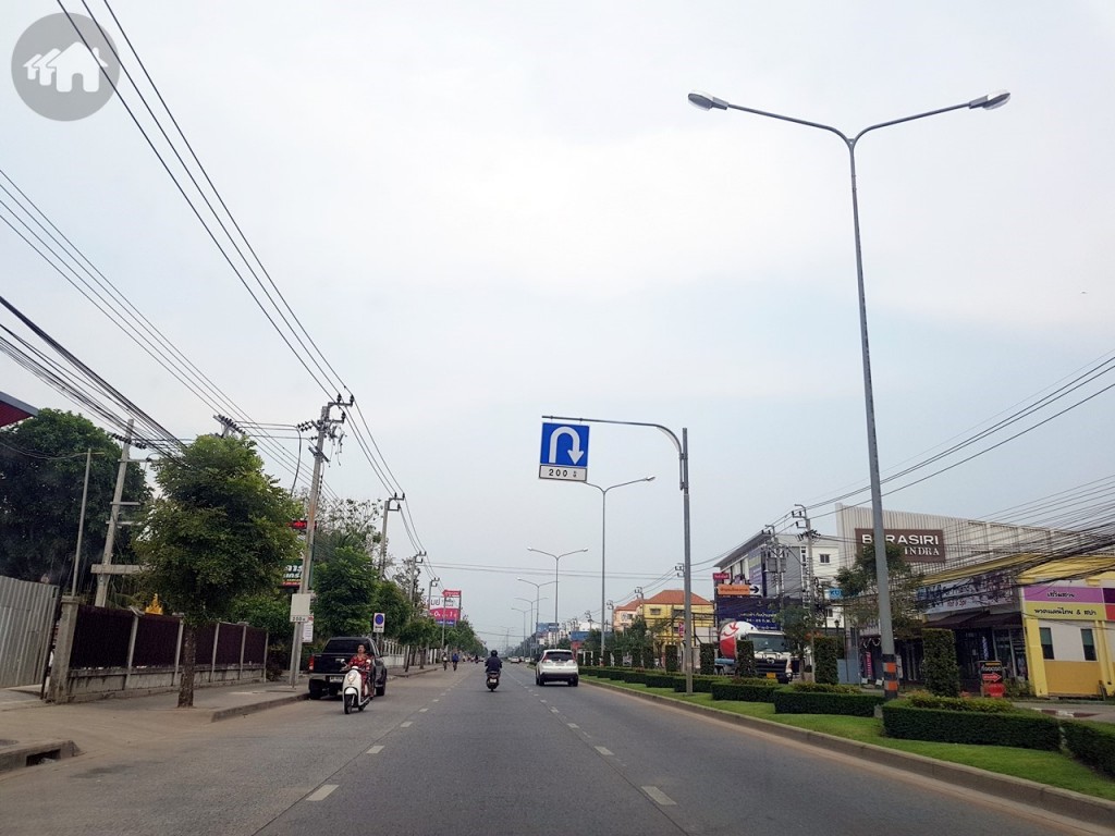 จะสังเกตุเห็นป้ายกลับรถอีก 200 เมตร ชิดขวา