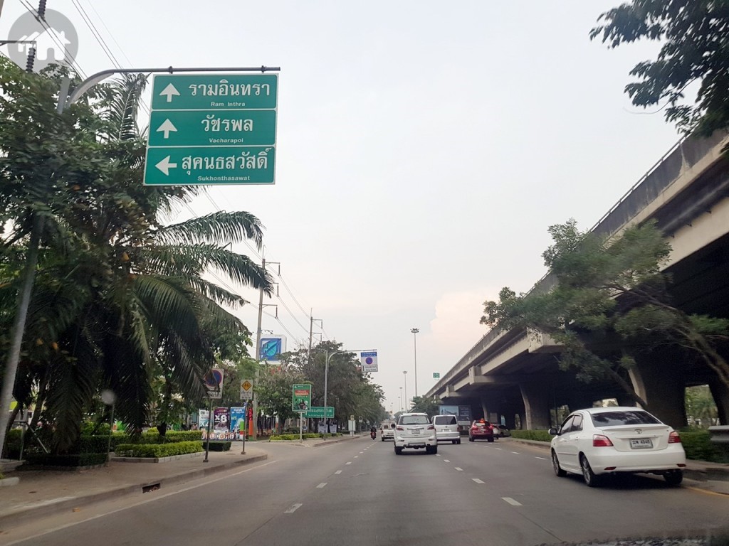 เมื่อลงสะพาน ขับตรงไปเรื่อยๆ จนเห็นป้ายบอกทางไปรามอินทราและวัชรพล ให้ตรงต่อไป