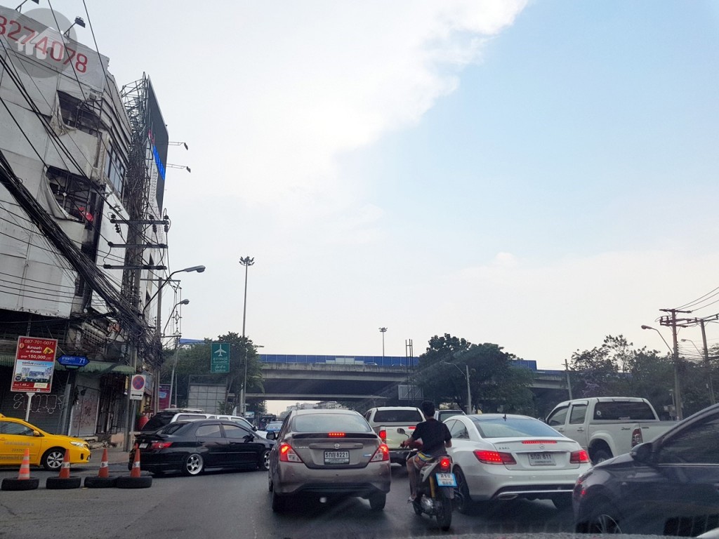 เริ่มต้นจากถนนลาดพร้าว มุ่งหน้าไปยังถนนเลียบด่วนรามอินทรา