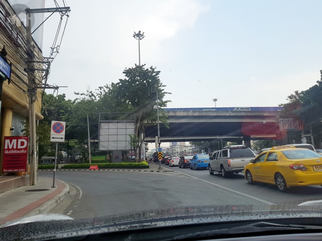 เมื่อถึงแยกชิดซ้าย เข้าสู่ถนนเลียบด่วนรามอินทรา