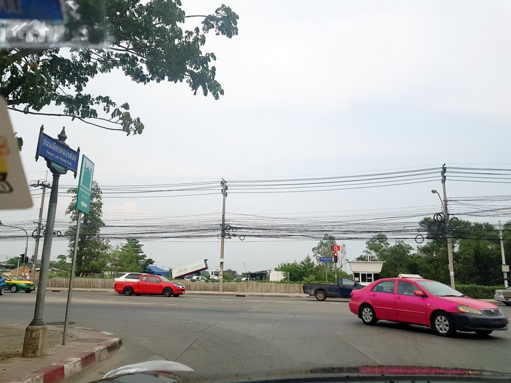 เมื่อสิ้นสุดถนนเลียบคลองสองตรงแยก ให้เลี้ยวซ้ายเข้าสู่ถนนหทัยราษฎร์