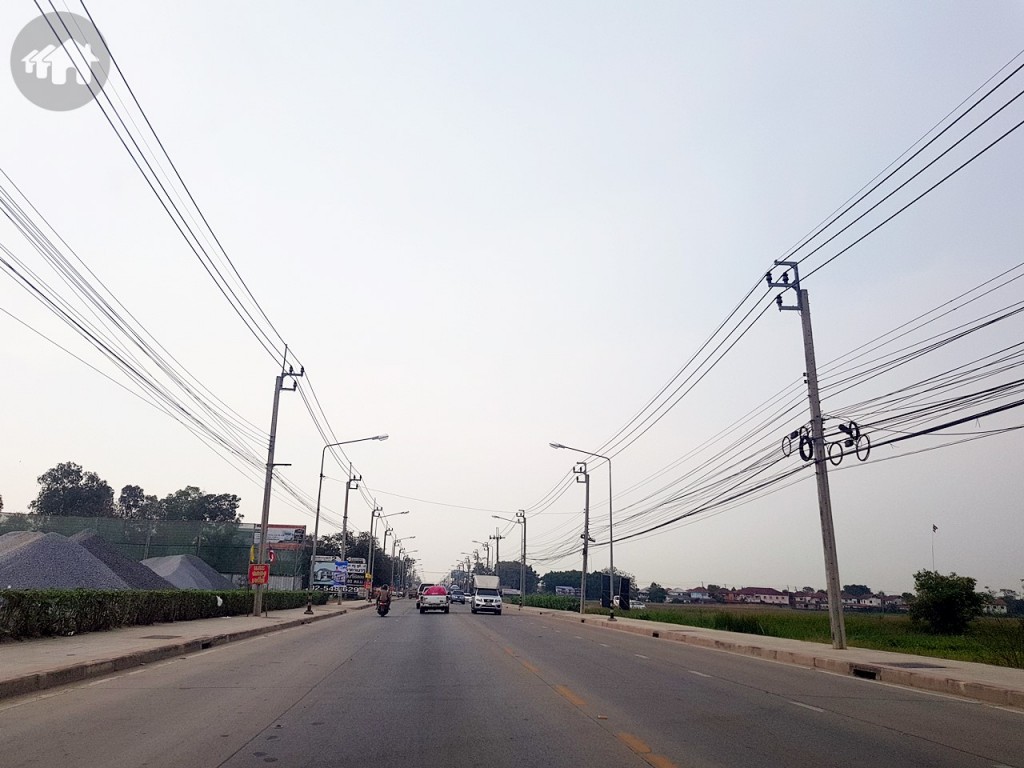 จากนั้นตรงไปเรื่อยๆ จะสังเกตได้ว่าบริเวณนี้เป็นพื้นที่กว้าง สองข้างทางรายล้อมด้วยธรรมชาติ มีทุ่งนาหลงเหลืออยู่ให้เห็น ซึ่งหาได้ยากในเขตกรุงเทพฯ