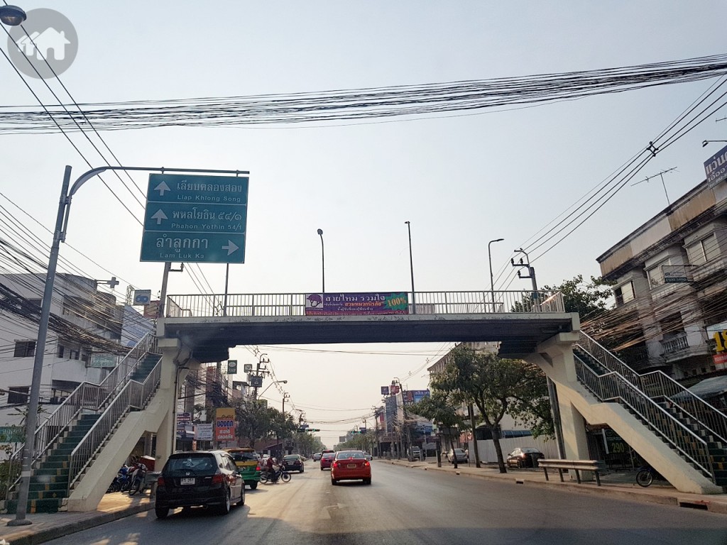 ตรงไปเรื่อยๆ จะเข้าสู่ถนนสายไหม