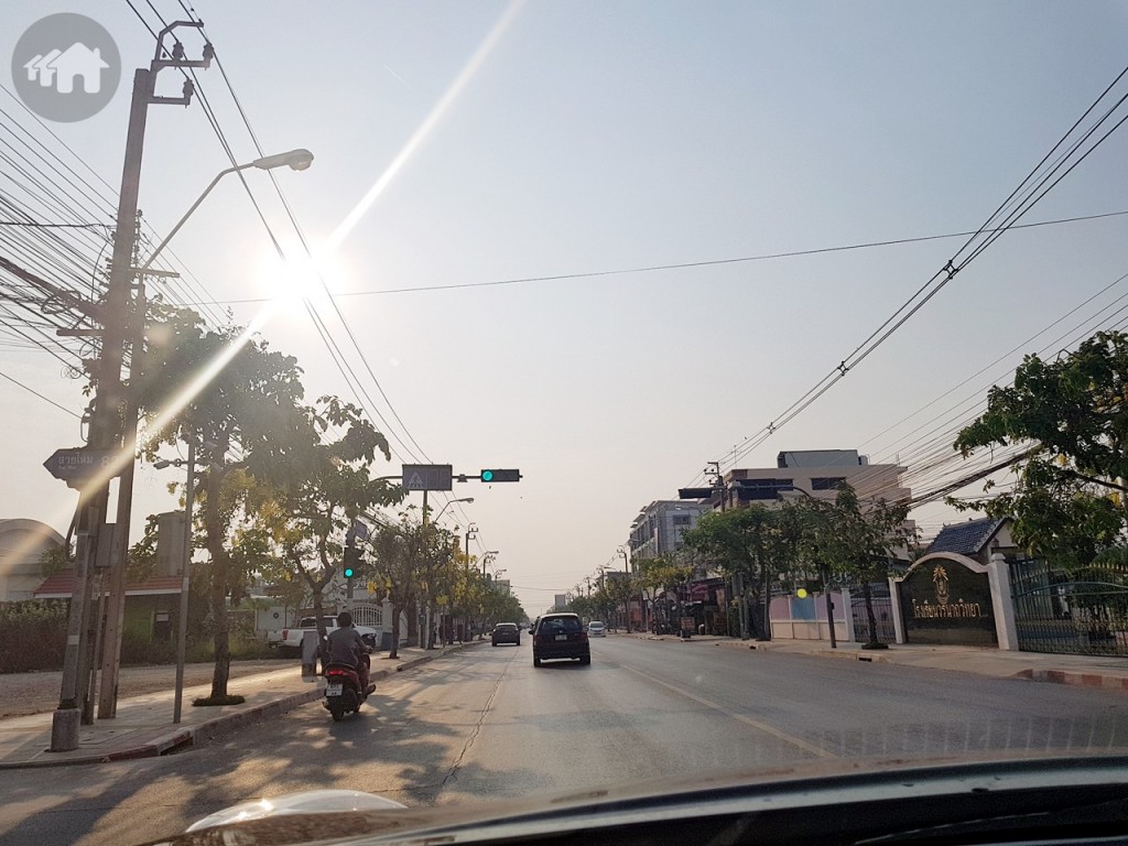 จากนั้นจะผ่านโรงเรียนวรนาถวิทยาทางขวามือ ให้ตรงต่อไปอีกประมาณ 350 เมตร