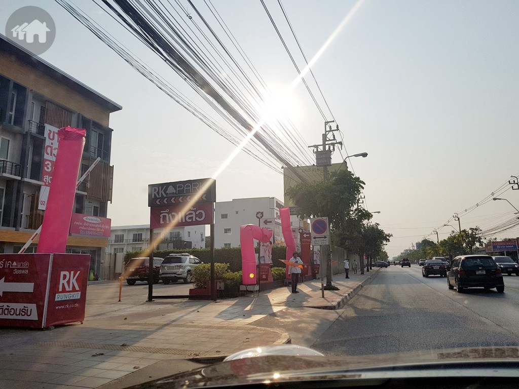 ผ่านซอยสายไหม 78 ไปประมาณ 100 เมตร สังเกตว่าจะมีป้ายโฆษณา และธงต่างๆ อยู่ด้านหน้าโครงการ เห็นได้ชัดเจน
