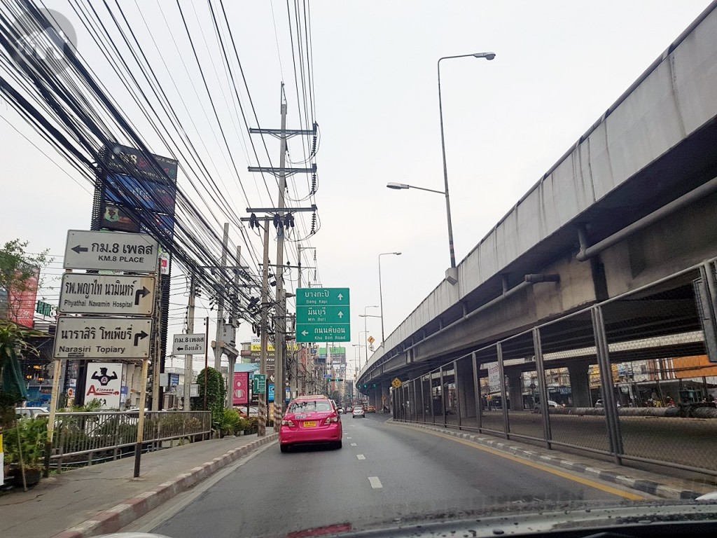 ขับตรงไปเรื่อยๆ จนถึงแยกเลี้ยวซ้ายเข้าถนนคู้บอน