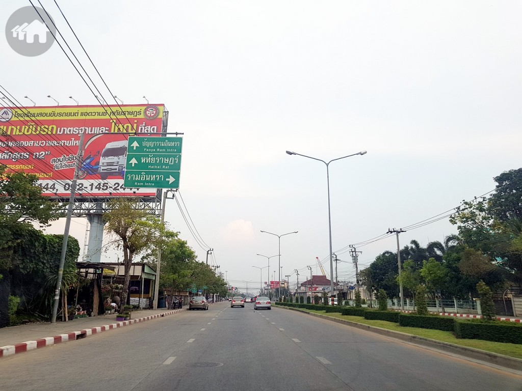 ขับตรงไปตามถนนเลียบคลองสองเรื่อยๆ ผ่านโครงการ RK Park รามอินทรา ซาฟารีไปประมาณ 1 กิโลเมตร