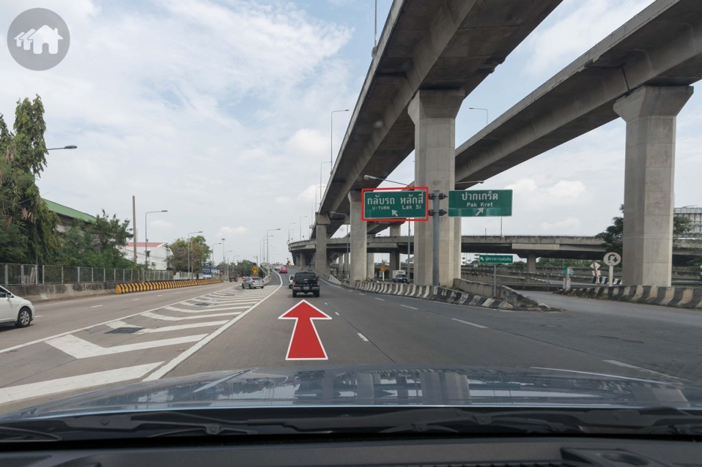 จุดนี้จะเป็นสะพานวนรถเข้า สังเกตป้าย “กลับรถ หลักสี่”