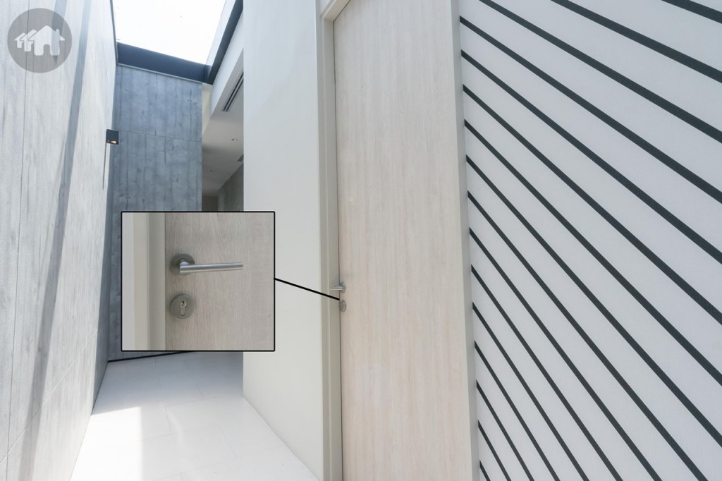 ประตูหน้าห้องกว้างประมาณ 90 เซนติเมตร สูงประมาณ 2.45 เมตร มือจับเป็นแบบก้านโยก