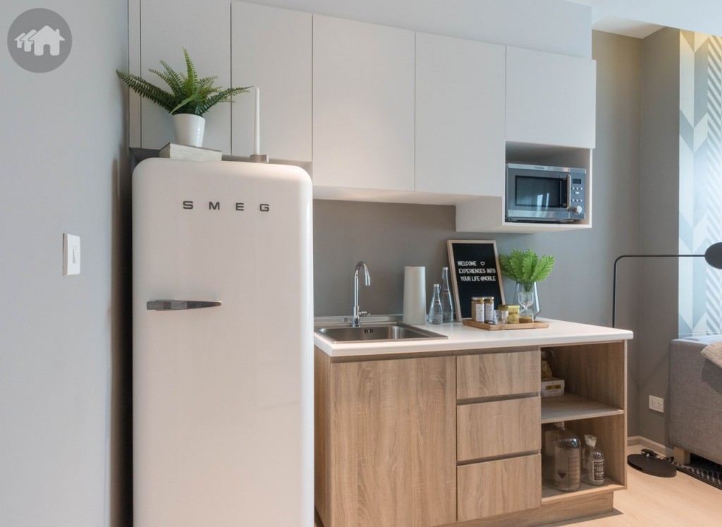 ห้องครัวมาพร้อมตู้ครัวบิลท์อินบน-ล่าง ปิดผิวลามิเนต เปิด-ปิดระบบ Soft close ทั้งหมด ด้านข้างมีพื้นที่ว่างสำหรับวางตู้เย็นกว้างประมาณ 75 เซนติเมตร