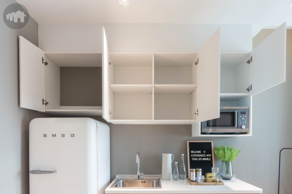 ตู้ครัวบิลท์อินด้านบน เก็บของได้หลากหลาย มีช่องว่างสำหรับวางเตาไมโครเวฟ