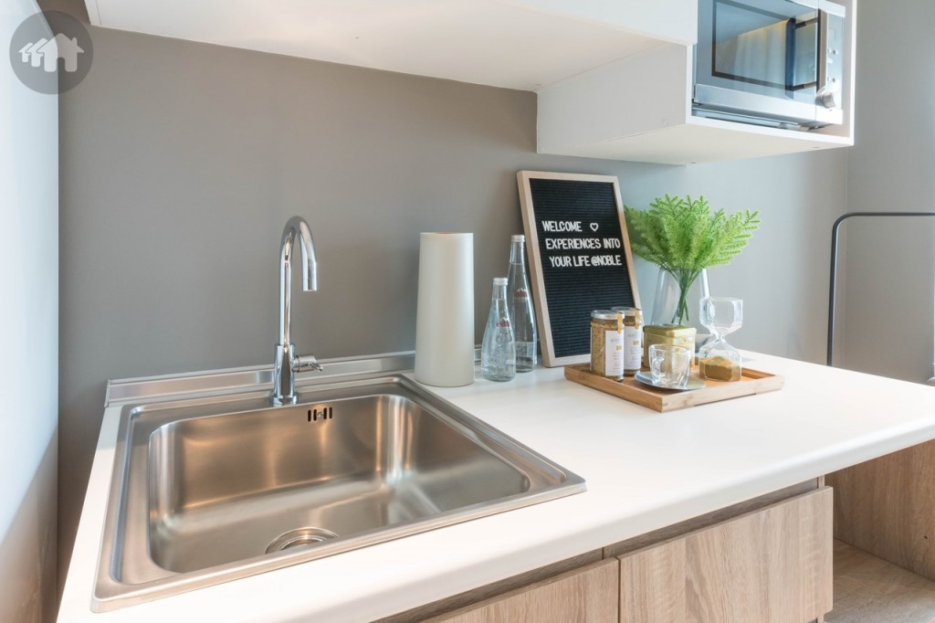 เคาน์เตอร์ครัวมาพร้อมอ่างล้านจานและก๊อกน้ำ