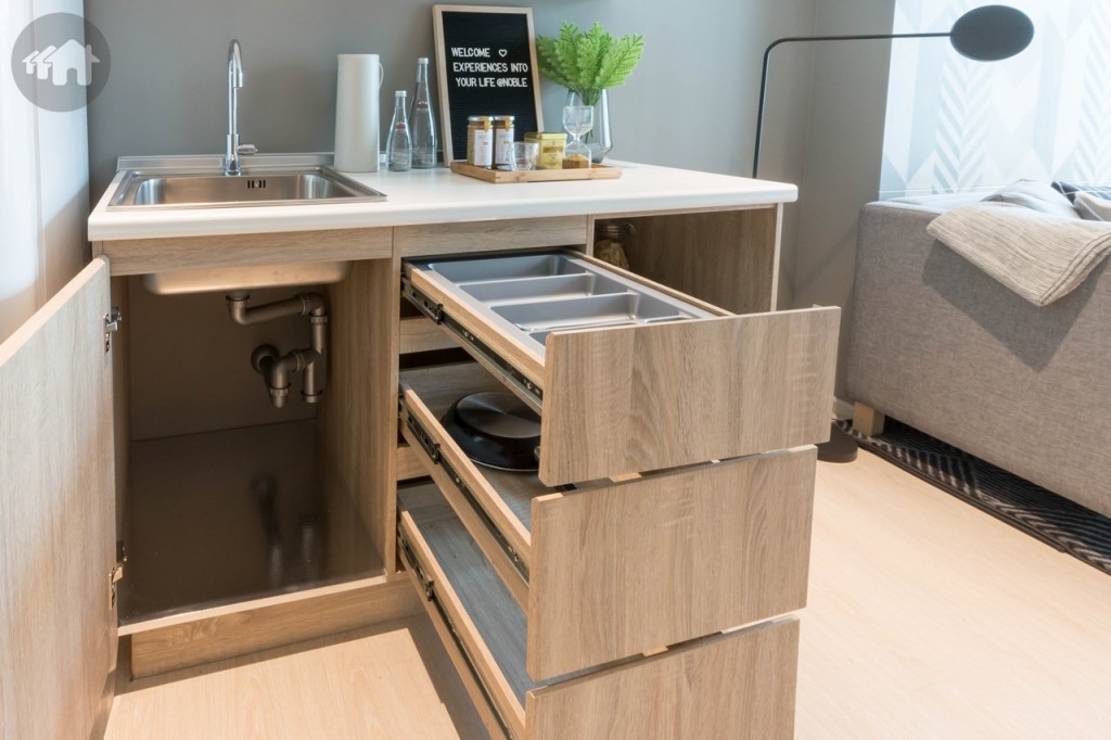 ตู้ครัวบิลท์อินด้านล่างเก็บจาน ชาม ช้อน ได้ครบครัน