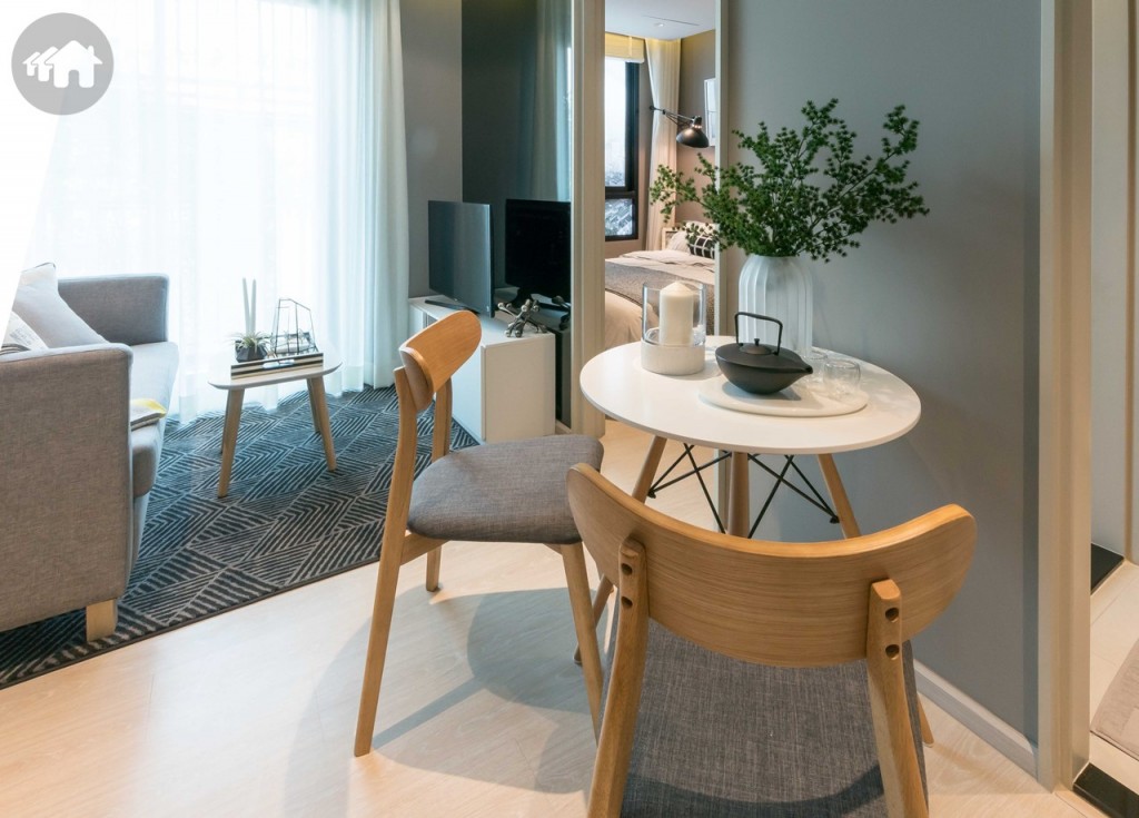 ห้องมาพร้อมกับโต๊ะรับประทานอาหารและเก้าอี้ 2 ตัว