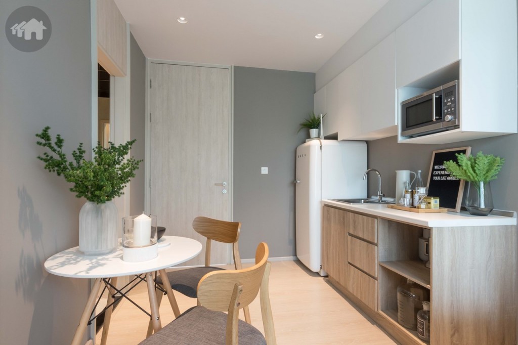 ห้องครัวอีกมุมหนึ่ง ทางเดินกว้างประมาณ 1.9 เมตร ในส่วนที่มีโต๊ะรับประทานอาหารกว้างประมาณ 1 เมตร เดินเข้า-ออกสะดวก