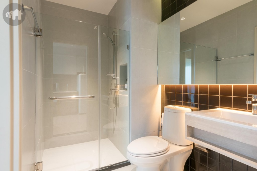 ห้องน้ำอุปกรณ์ครบครัน ขอบประตูยกสูงประมาณ 2 เซนติเมตร พื้นและผนังปูกระเบื้องขนาด 40x40 เซนติเมตร 