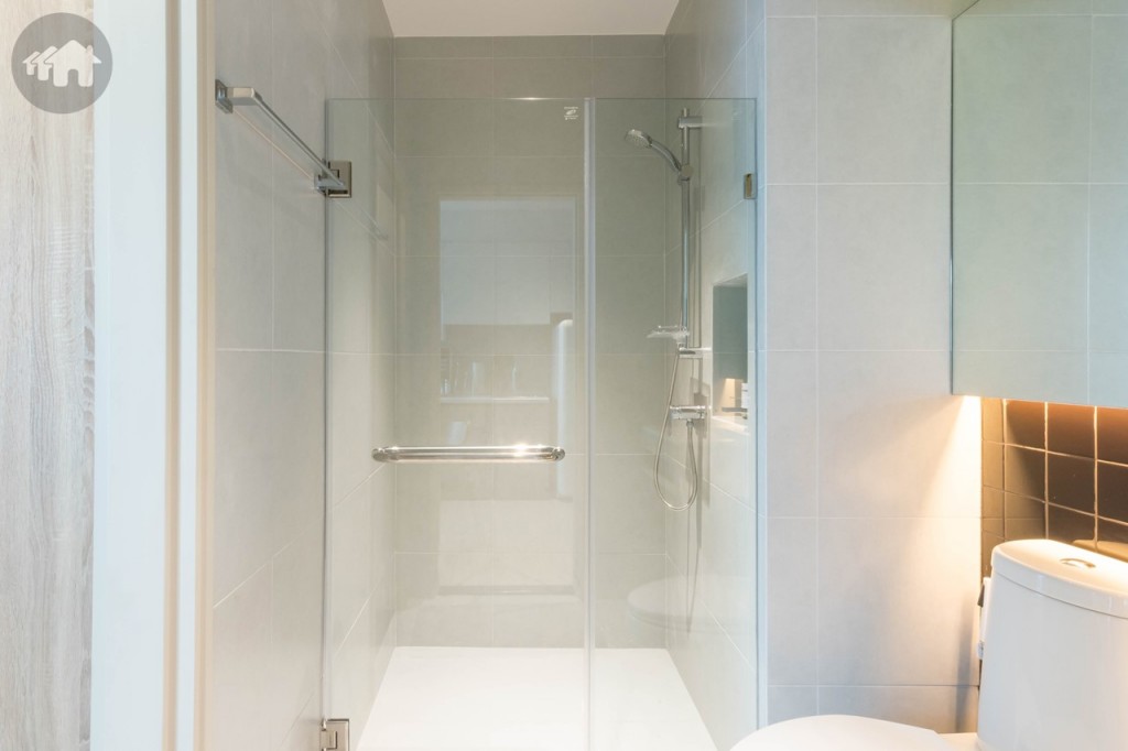 พื้นที่อาบน้ำ ห้องจริงจะไม่ได้กั้นด้วยกระจกเทมเปอร์ แต่จะทำธรณีประตูกั้นไม่ให้น้ำไหลออกมาด้านนอก พื้นที่อาบน้ำกว้างประมาณ 90 เซนติเมตร ยาวประมาณ 1.10 เมตร 