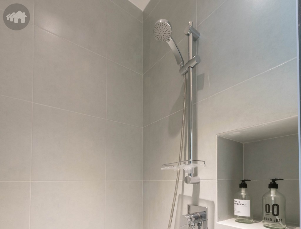 มาพร้อมฝักบัวของ Kohler ด้านข้างเจาะเป็นสำหรับวางอุปกรณ์อาบน้ำ