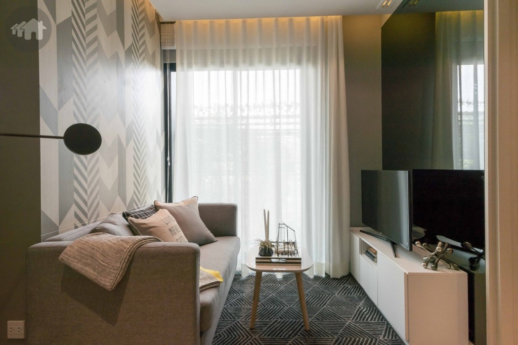 ถัดมาเป็นห้องนั่งเล่นมาพร้อมโซฟา 2 ที่นั่ง โต๊ะกาแฟ และชั้นวางโทรทัศน์ โดยโซฟาห่างจากชั้นวางโทรทัศน์ประมาณ 1.10 เมตร