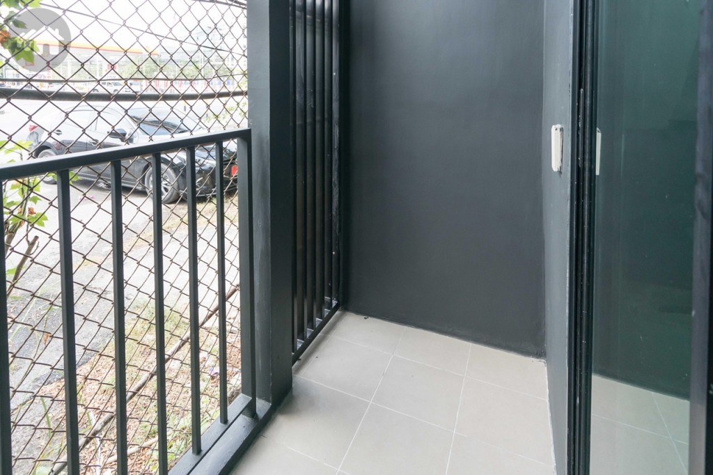 ระเบียงกว้างประมาณ 90 เซนติเมตร ยาวประมาณ 2.35 เมตร สามารถวางเครื่องซักผ้าได้สบาย ๆ พื้นปูกระเบื้องขนาด 30x30 เซนติเมตร รั้วสูงประมาณ 1 เมตร ด้านข้างมีระแนงกั้นบังคอมเพรสเซอร์เครื่องปรับอากาศเพิ่มความสวยงามเมื่อมองจากภายนอก