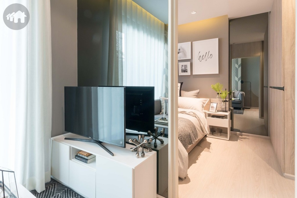 จากห้องนั่งเล่นจะมีประตูบานสวิงกั้นกับส่วนห้องนอน