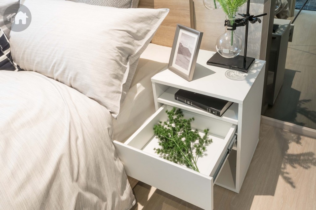 โต๊ะข้างเตียงที่แถมมาให้กับห้อง