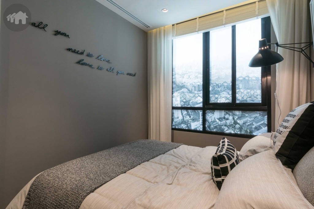 ปลายเตียงห่างจากผนังประมาณ 30 เซนติเมตร เปิดรับด้วยหน้าต่างกระจกบานเลื่อน และบานฟิกซ์ ขนาดใหญ่