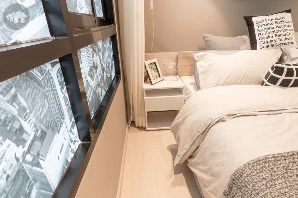 ข้างเตียงห่างจากหน้าต่างประมาณ 60 เซนติเมตร มาพร้อมกับโต๊ะข้างเตียงอีก 1 ตัว