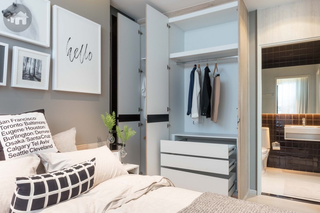 ด้านที่ติดกับห้องน้ำเป็นที่วางตู้เสื้อผ้าบิลท์อินขนาดใหญ่ ห่างจากข้างเตียงประมาณ 1.10 เมตร 