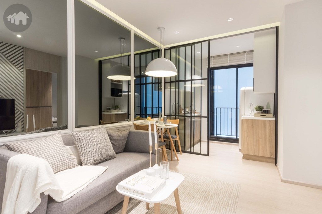 เข้ามาภายในห้องเป็นห้องนั่งเล่นเชื่อมต่อกับห้องครัว โปร่งโล่งด้วยเพดานสูง 2.50 เมตร พื้นปูลามิเนต หนา 8 มิลลิเมตร ห้องจริงจะเป็นผนังฉาบเรียบทาสี