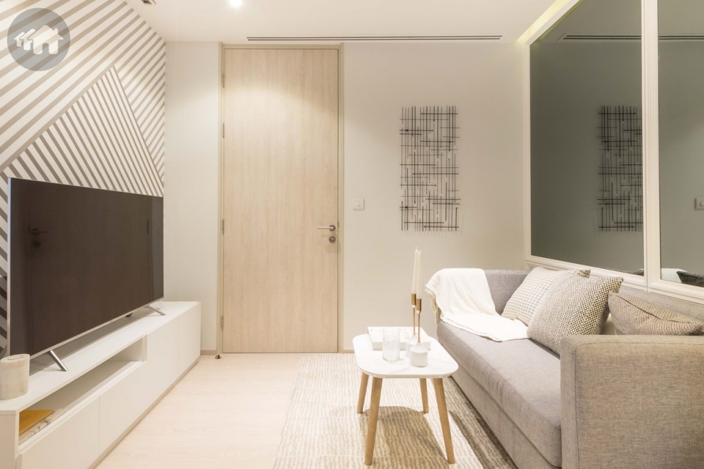 ห้องนั่งเล่นขนาดใหญ่ โซฟาห่างจากชั้นวางโทรทัศน์ประมาณ 1.70 เมตร 