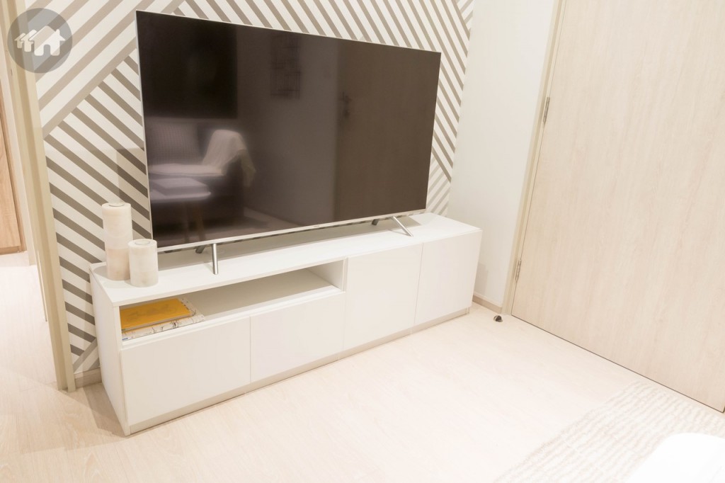 มุมชั้นวางโทรทัศน์ ด้านล่างเก็บของได้หลากหลาย