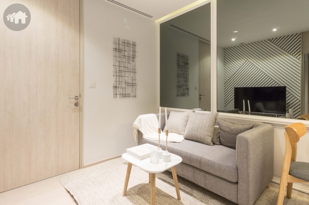 มุมโซฟา 2 ที่นั่ง พร้อมโต๊ะกาแฟที่แถมมาให้กับห้อง