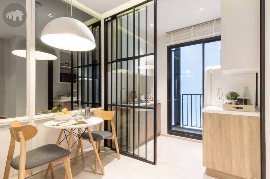 ถัดมาเป็นโต๊ะรับประทานอาหารและเก้าอี้ 2 ตัว ที่แถมมาให้กับห้องเช่นกัน