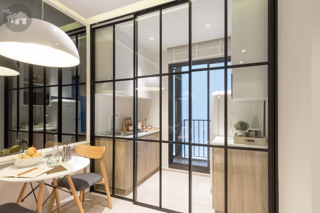 ห้องนั่งเล่นเชื่อมต่อกับห้องครัวด้วยประตูกระจกบานเลื่อน ห้องจริงจะเป็นแบบ 2 ตอน เหมือนกับประตูระเบียง