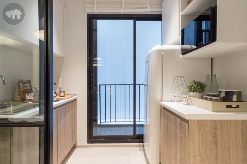 ทางเดินห้องครัวกว้างประมาณ 1.15 เมตร เชื่อมต่อกับระเบียงด้วยประตูกระจกบานเลื่อนแบบ 2 ตอน ขอบประตูสูงประมาณ 10 เซนติเมตร 