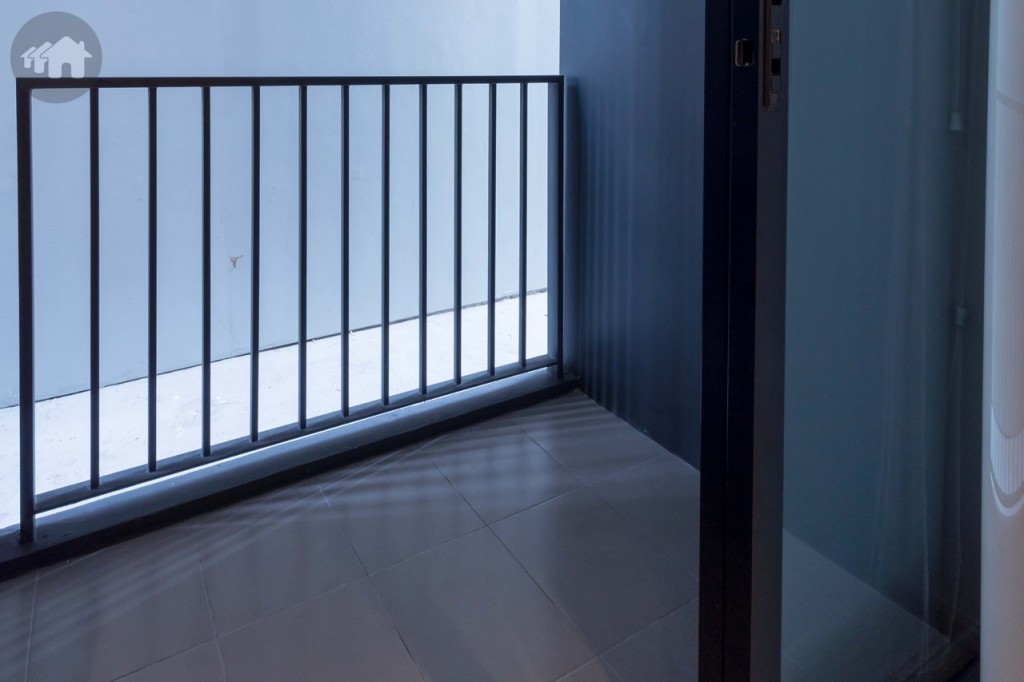 ระเบียงกว้างประมาณ 90 เซนติเมตร ยาวประมาณ 2.20 เมตร ด้านข้างมีระแนงกั้นบังคอมเพรสเซอร์เครื่องปรับอากาศเพิ่มความสวยงามเมื่อมองจากภายนอก