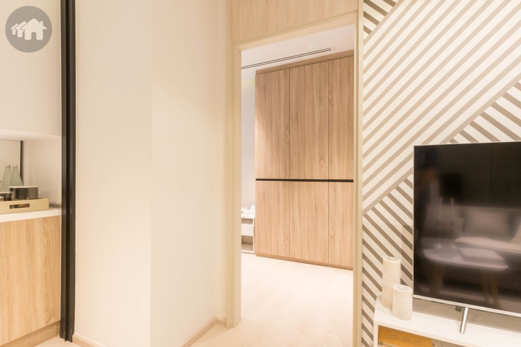 ห้องนั่งเล่นเชื่อมต่อกับห้องนอนด้วยประตูบานสวิง